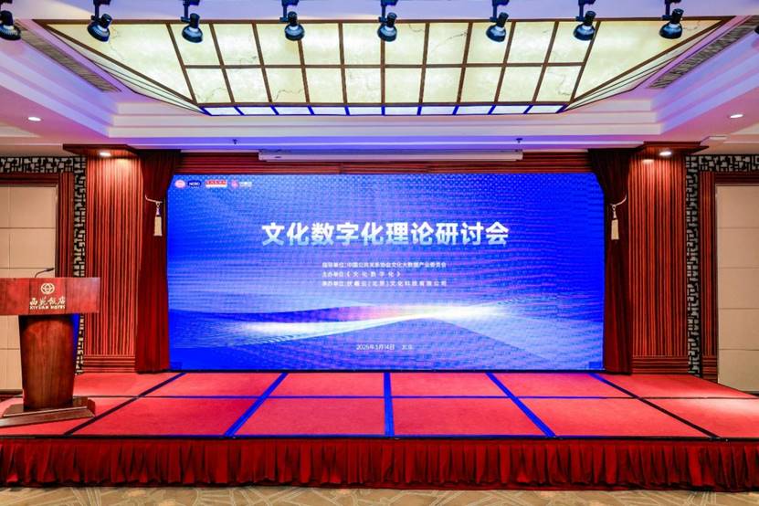 圖片包含 室內, 桌子, 電腦, 禮堂
描述已自動生成