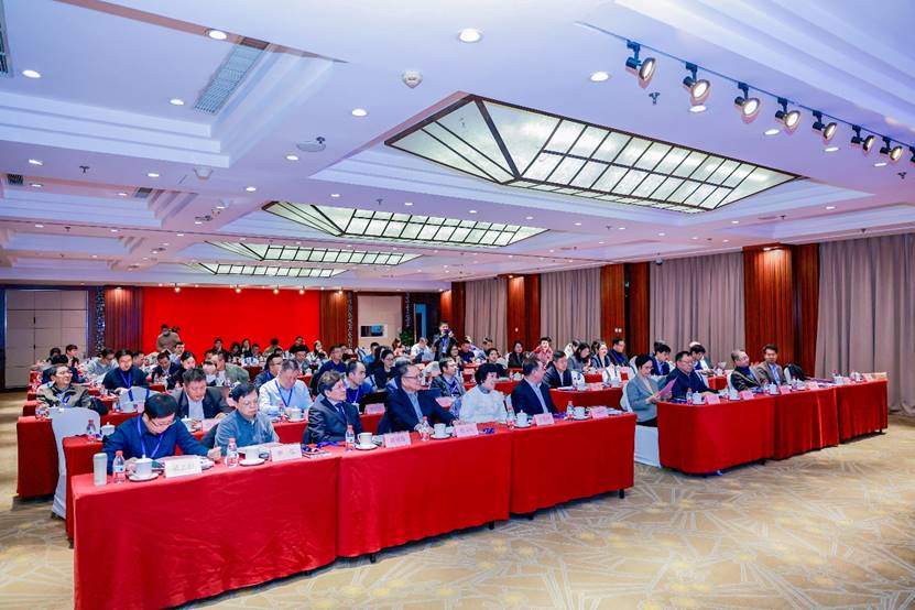 人們在看臺上的人在房間里
中度可信度描述已自動生成